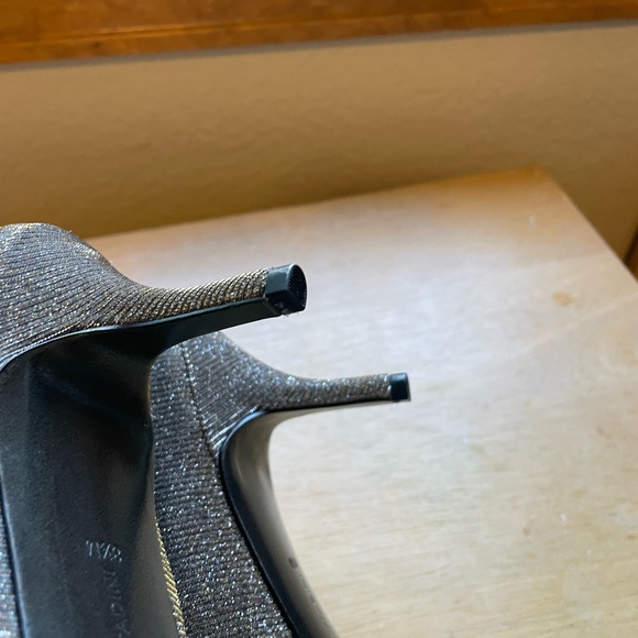 Adrienne Vittadini silver/gold sparkly Bow Pump Size 8.5 - Picture 4 of 14